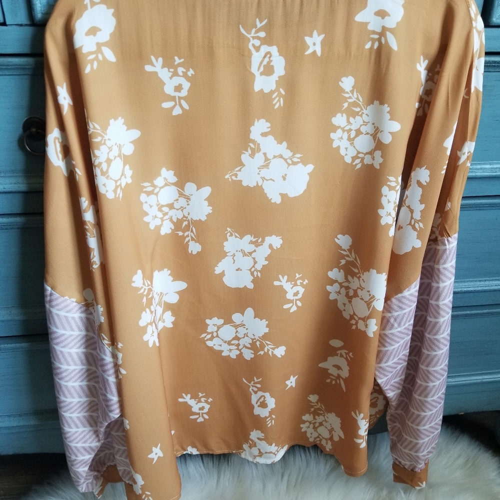 NWOT..CUTE TOP - Picture 2 of 6
